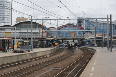821398 Gezicht op de werkzaamheden ten behoeve van de bouw van de nieuwe Stationshal van het Centraal Station te ...